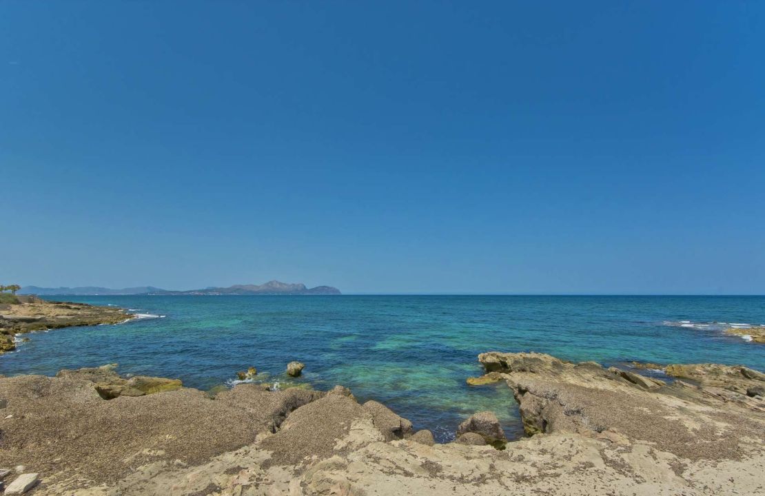 Edificio en venta en primera linea de mar en Can Picafort Mallorca