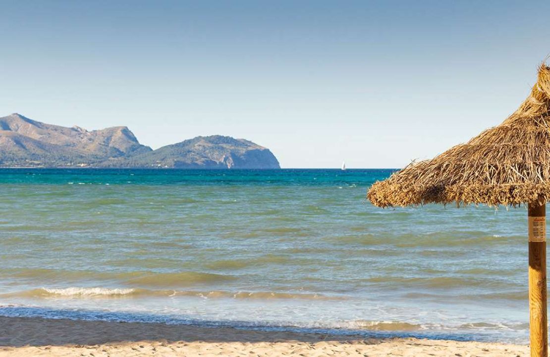 Edificio en venta en primera linea de mar en Can Picafort Mallorca
