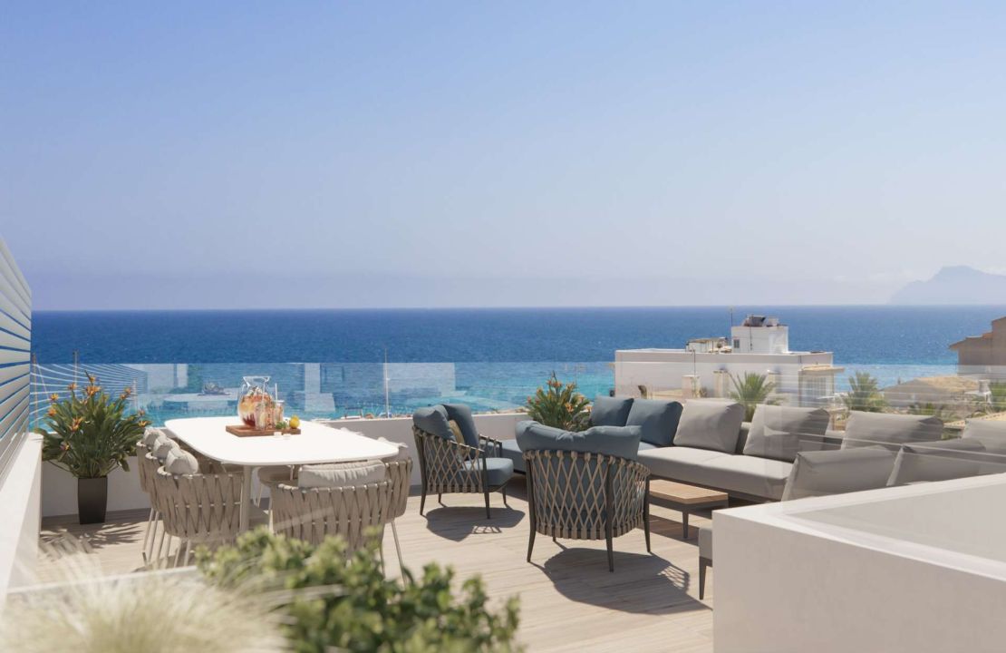 Edificio en venta en primera linea de mar en Can Picafort Mallorca