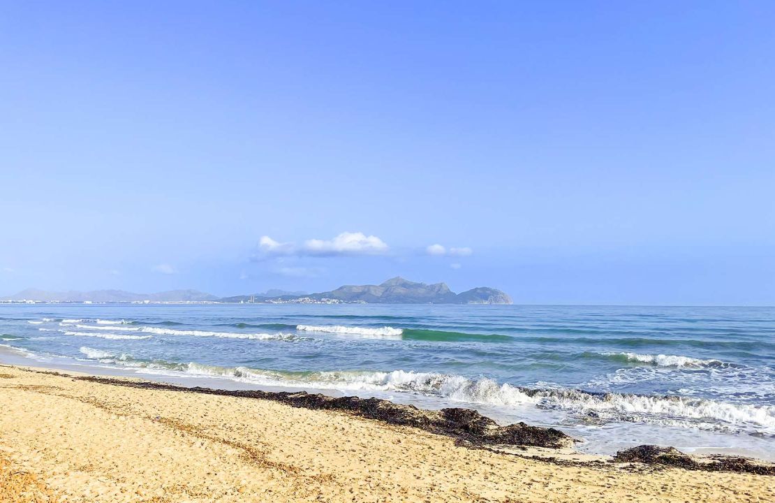 Edificio en venta en primera linea de mar en Can Picafort Mallorca