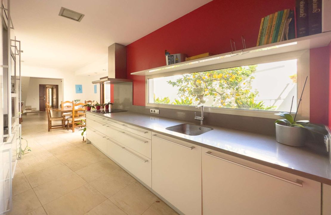 Townhouse with 4 bedrooms and a garage located in the old town of Pollensa for rent.