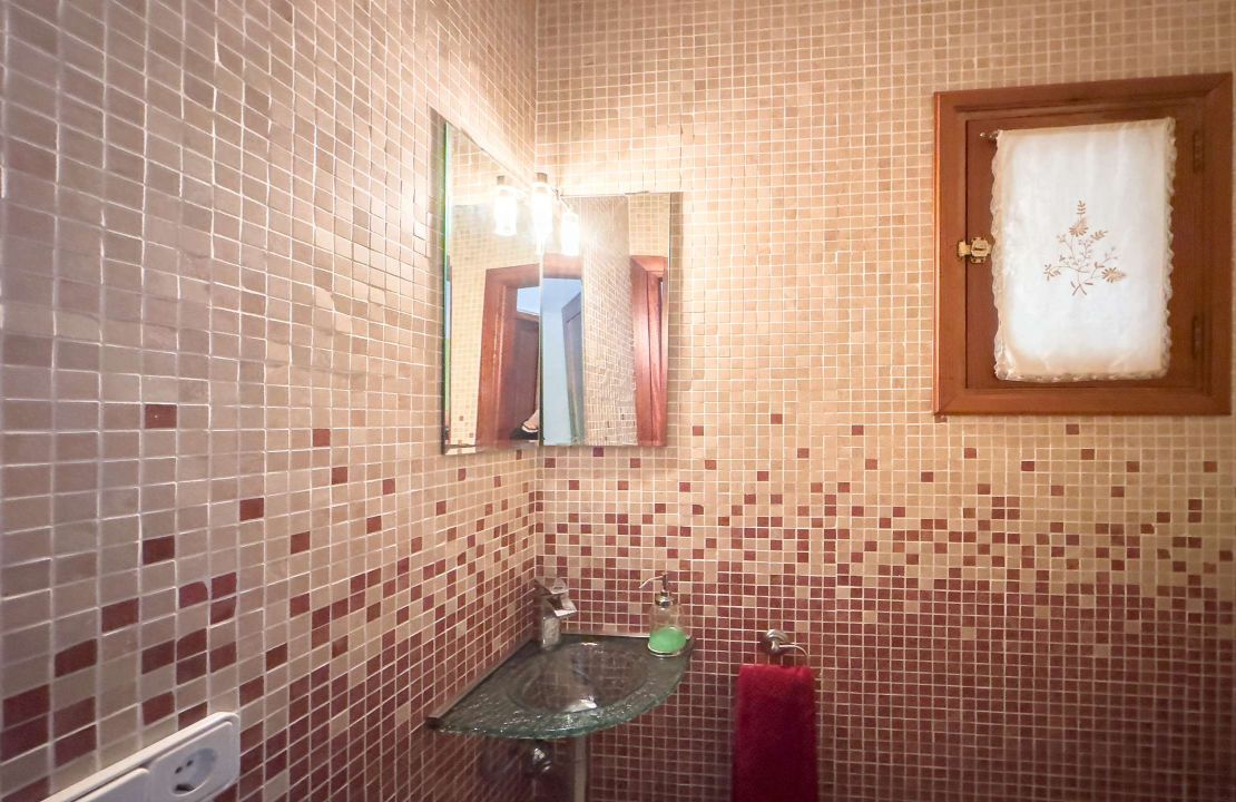 Townhouse with 4 bedrooms and a garage located in the old town of Pollensa for rent.