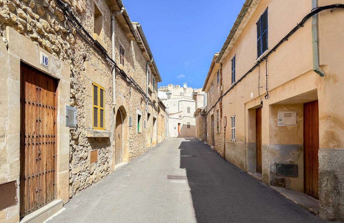 Townhouse with 4 bedrooms and a garage located in the old town of Pollensa for rent.