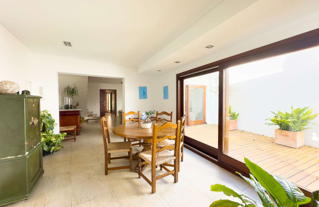 Townhouse with 4 bedrooms and a garage located in the old town of Pollensa for rent.