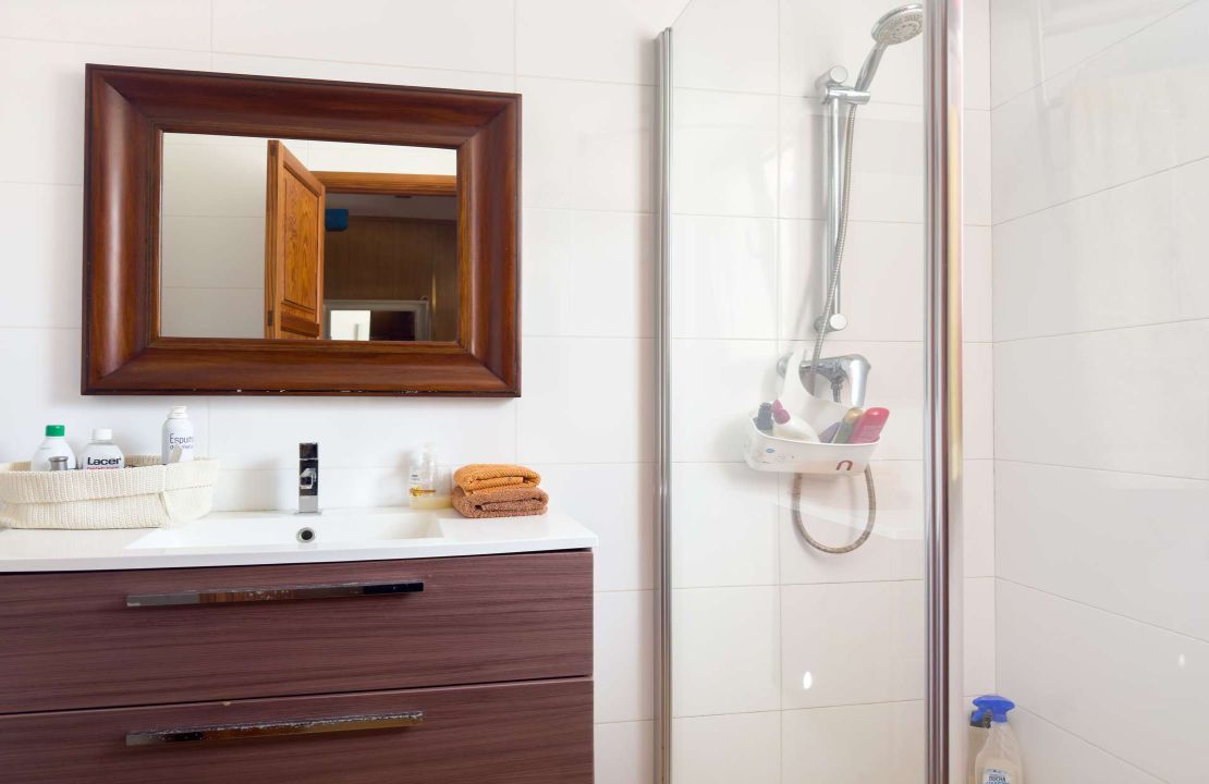 Townhouse with 4 bedrooms and a garage located in the old town of Pollensa for rent.