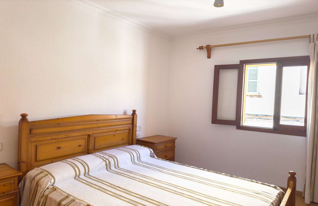 Townhouse with 4 bedrooms and a garage located in the old town of Pollensa for rent.