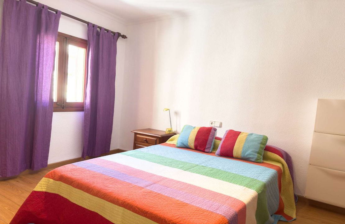 Townhouse with 4 bedrooms and a garage located in the old town of Pollensa for rent.