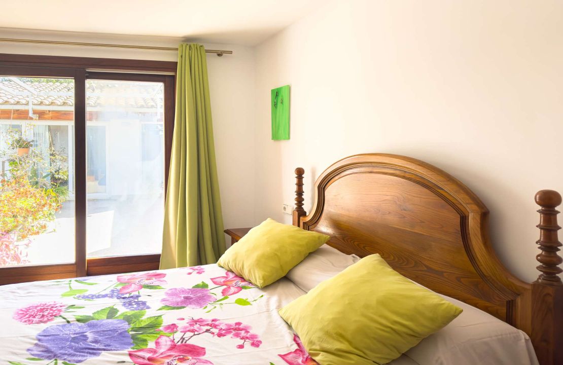 Townhouse with 4 bedrooms and a garage located in the old town of Pollensa for rent.