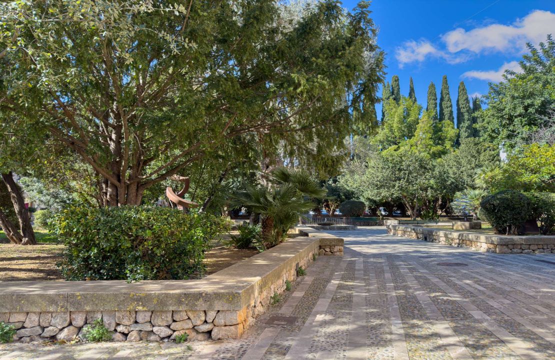 Townhouse with 4 bedrooms and a garage located in the old town of Pollensa for rent.