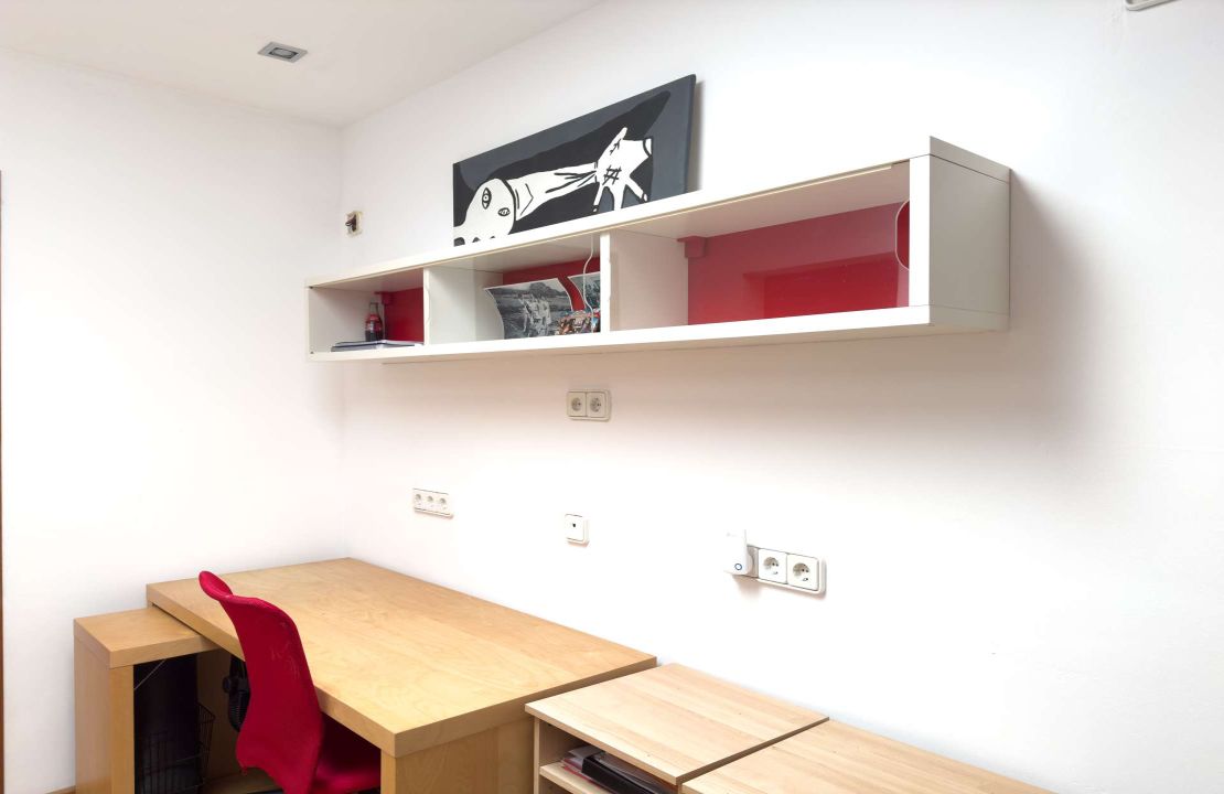 Townhouse with 4 bedrooms and a garage located in the old town of Pollensa for rent.