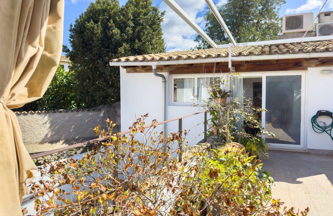 Townhouse with 4 bedrooms and a garage located in the old town of Pollensa for rent.