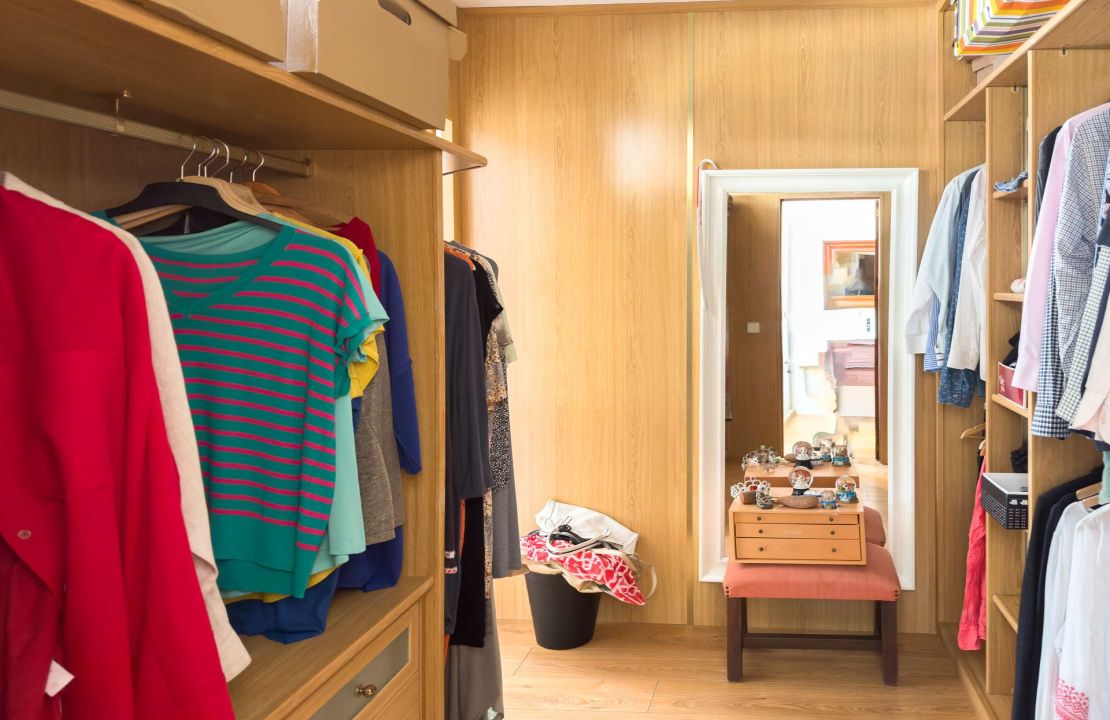 Townhouse with 4 bedrooms and a garage located in the old town of Pollensa for rent.