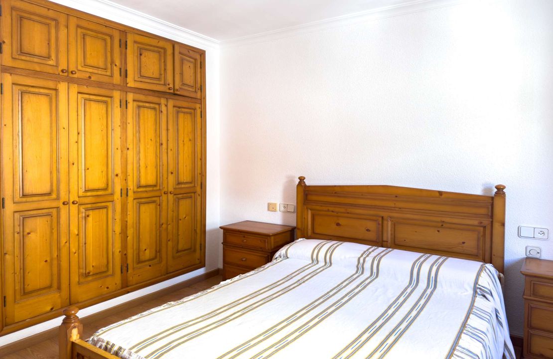 Townhouse with 4 bedrooms and a garage located in the old town of Pollensa for rent.