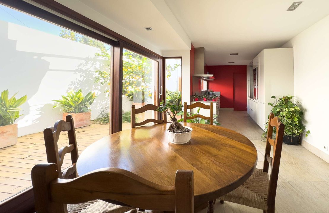 Townhouse with 4 bedrooms and a garage located in the old town of Pollensa for rent.