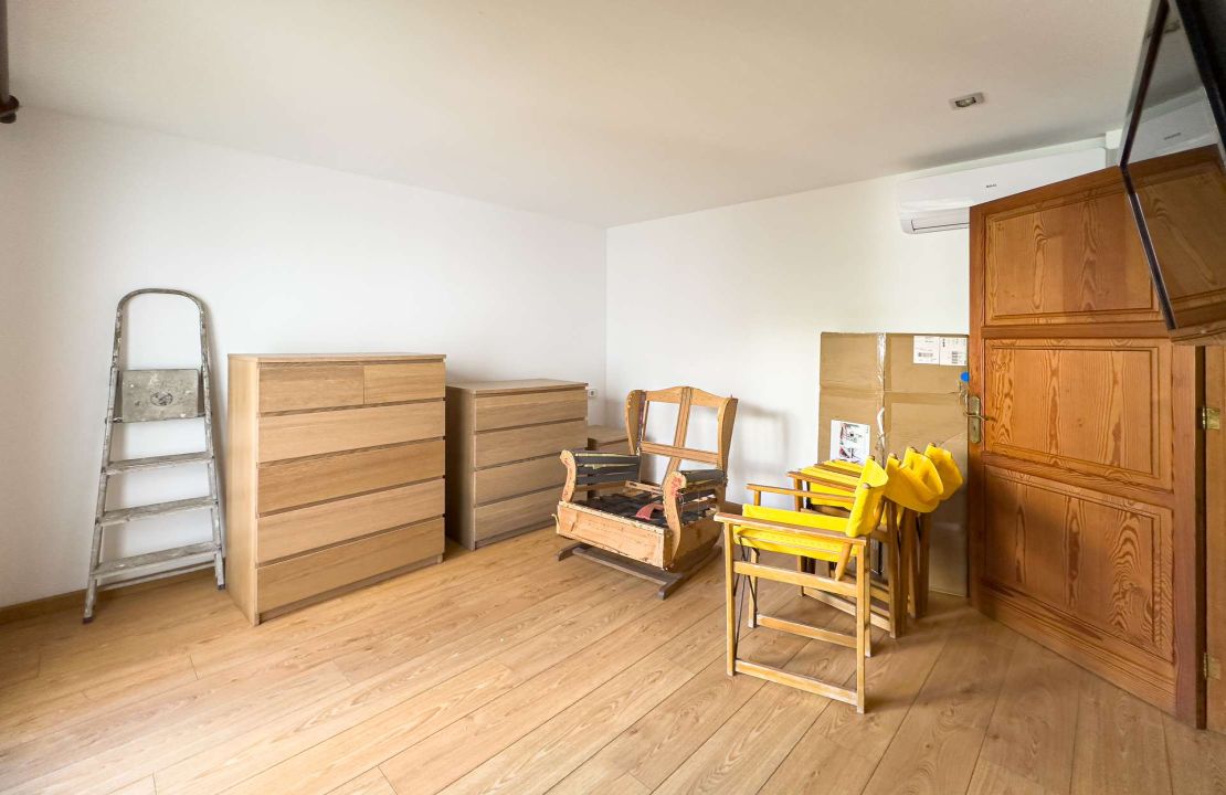 Townhouse with 4 bedrooms and a garage located in the old town of Pollensa for rent.