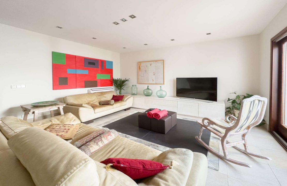 Townhouse with 4 bedrooms and a garage located in the old town of Pollensa for rent.