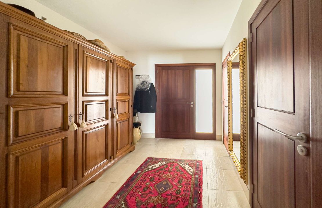 Townhouse with 4 bedrooms and a garage located in the old town of Pollensa for rent.