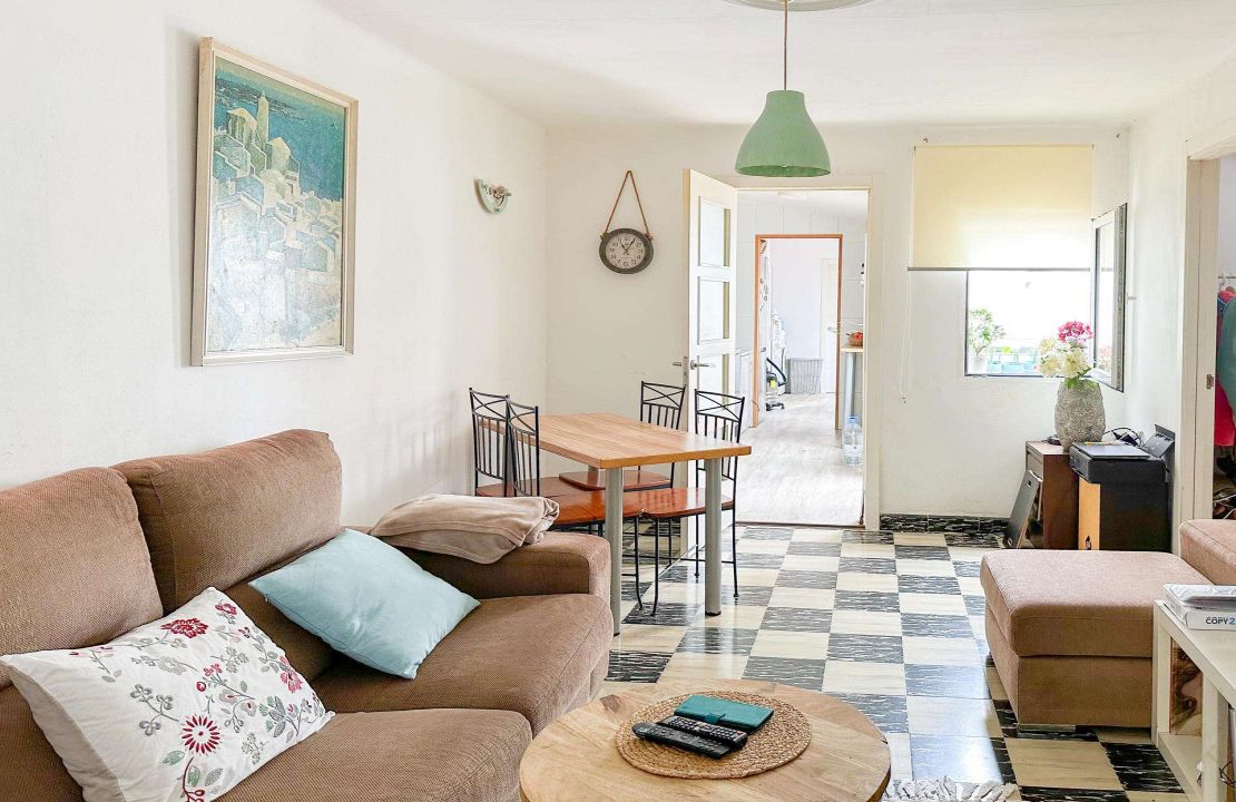 Zweistöckiges Haus mit der Möglichkeit, ein Geschäft zu haben und im ersten Stock zu wohnen
