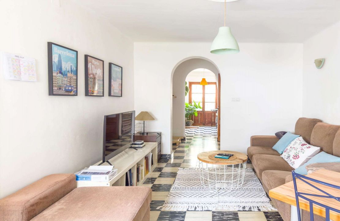 Zweistöckiges Haus mit der Möglichkeit, ein Geschäft zu haben und im ersten Stock zu wohnen