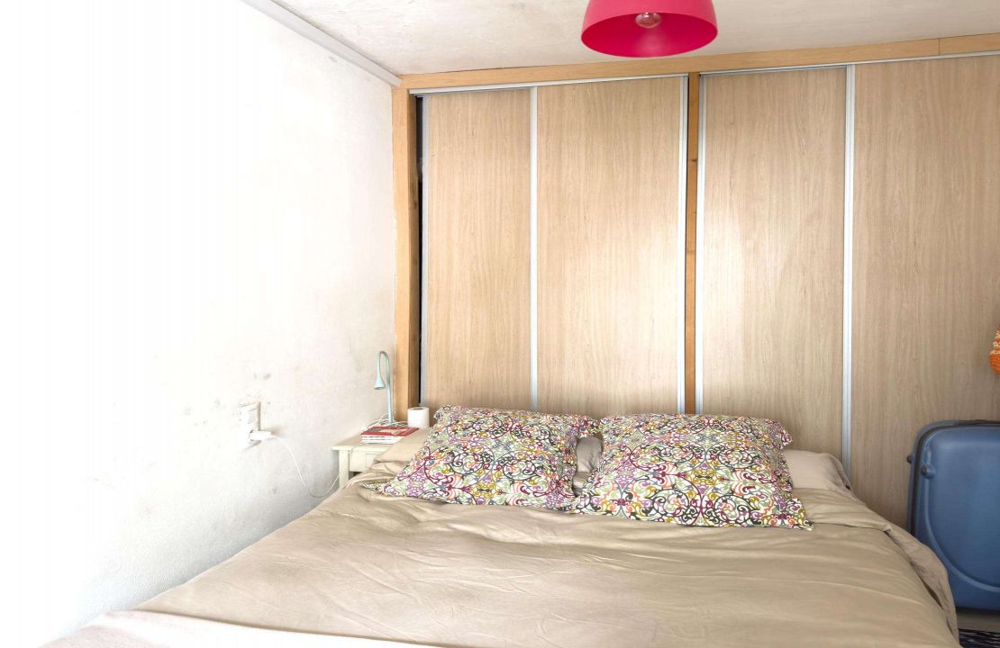 Zweistöckiges Haus mit der Möglichkeit, ein Geschäft zu haben und im ersten Stock zu wohnen