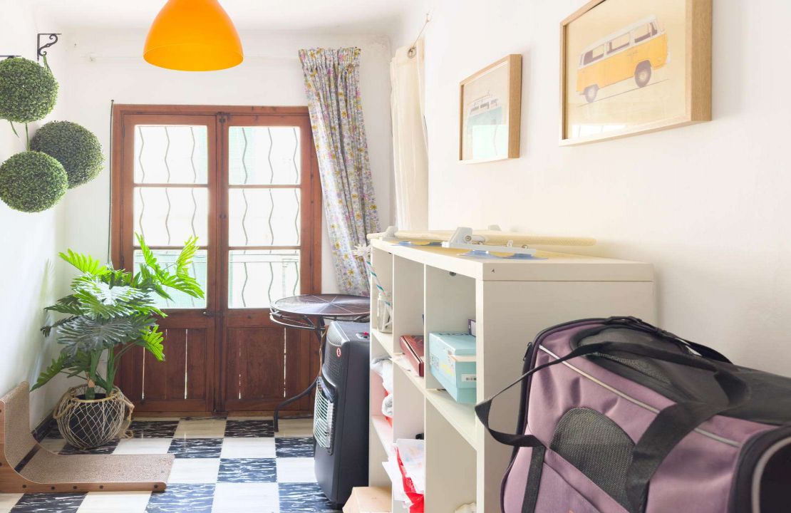 Zweistöckiges Haus mit der Möglichkeit, ein Geschäft zu haben und im ersten Stock zu wohnen
