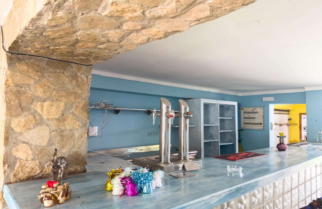 Zweistöckiges Haus mit der Möglichkeit, ein Geschäft zu haben und im ersten Stock zu wohnen