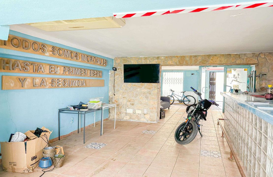 Zweistöckiges Haus mit der Möglichkeit, ein Geschäft zu haben und im ersten Stock zu wohnen