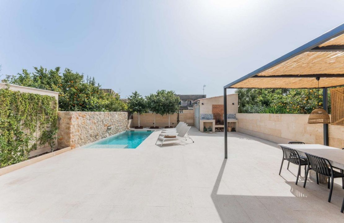Modernes Stadthaus in Campanet Mallorca, mit Pool und BBQ