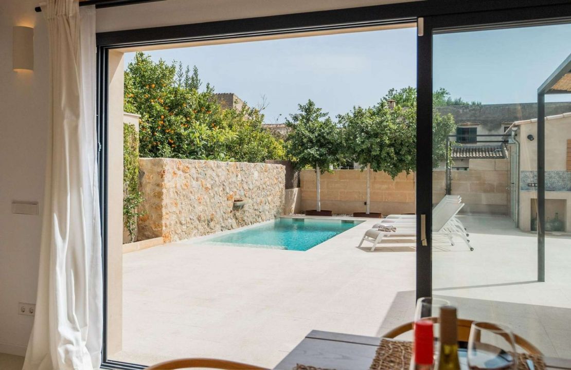 Modernes Stadthaus in Campanet Mallorca, mit Pool und BBQ