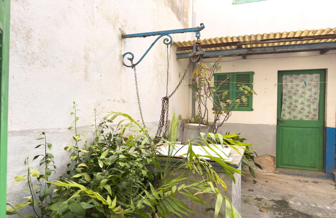 Townhouse for sale in Pollensa Mallorca with patio to reform