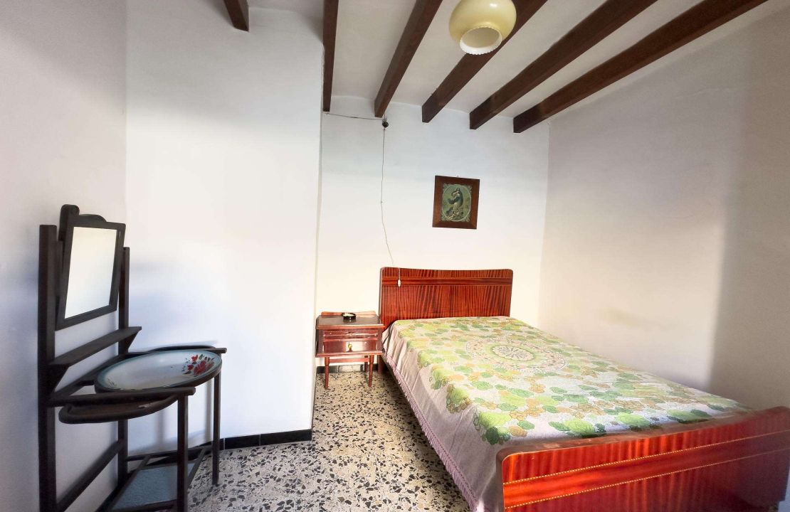 Townhouse for sale in Pollensa Mallorca with patio to reform