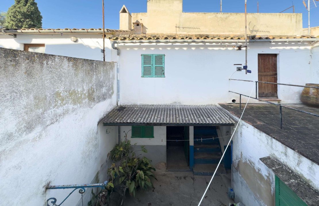 Townhouse for sale in Pollensa Mallorca with patio to reform