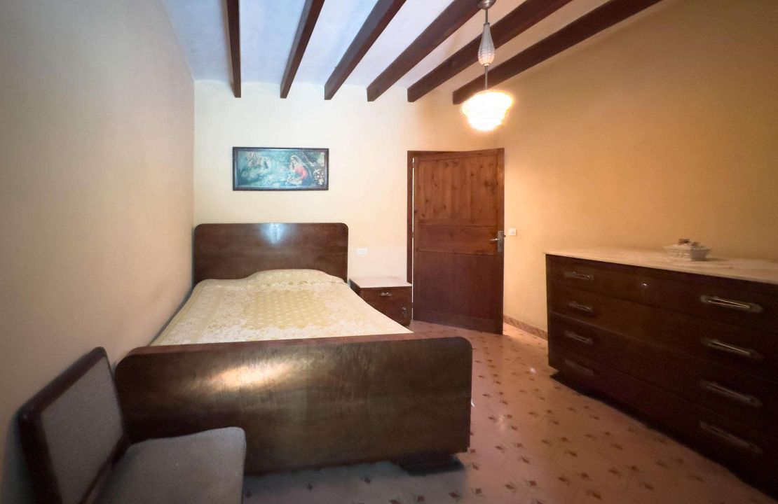 Townhouse for sale in Pollensa Mallorca with patio to reform