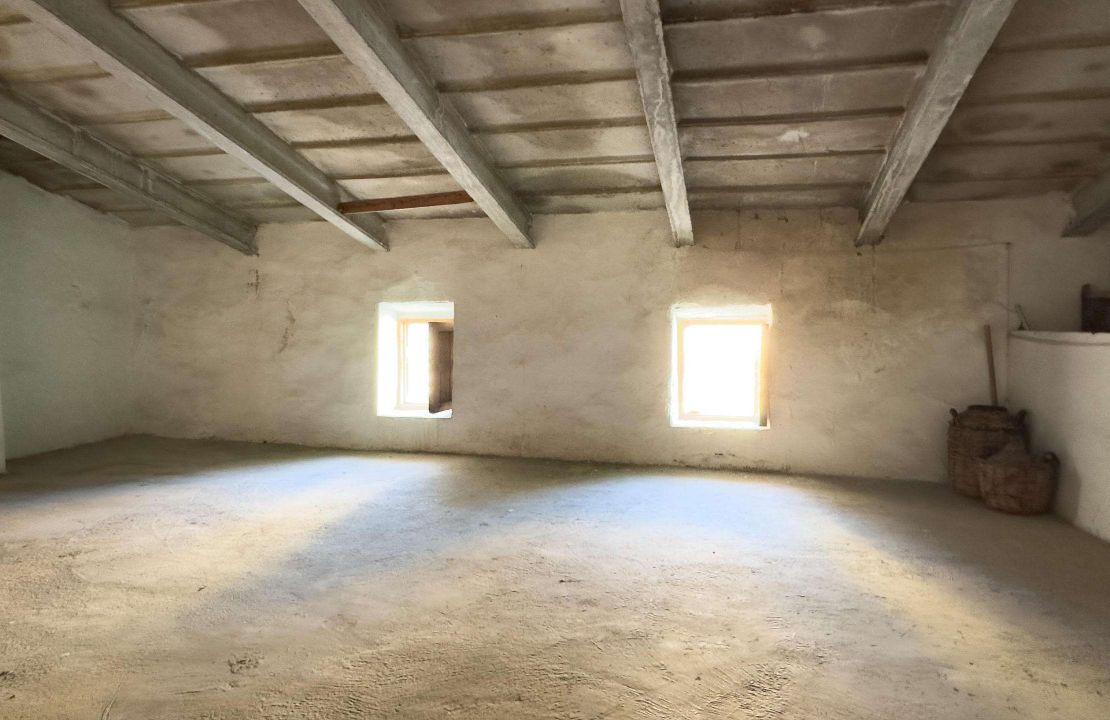 Townhouse for sale in Pollensa Mallorca with patio to reform