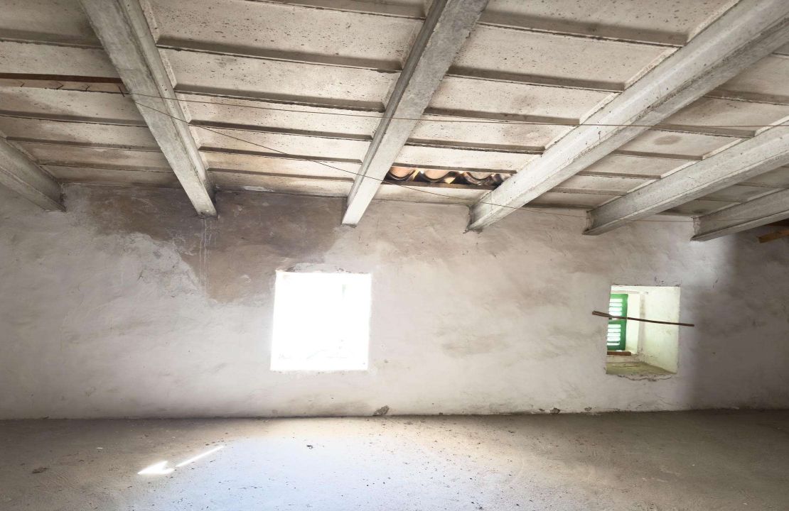 Townhouse for sale in Pollensa Mallorca with patio to reform