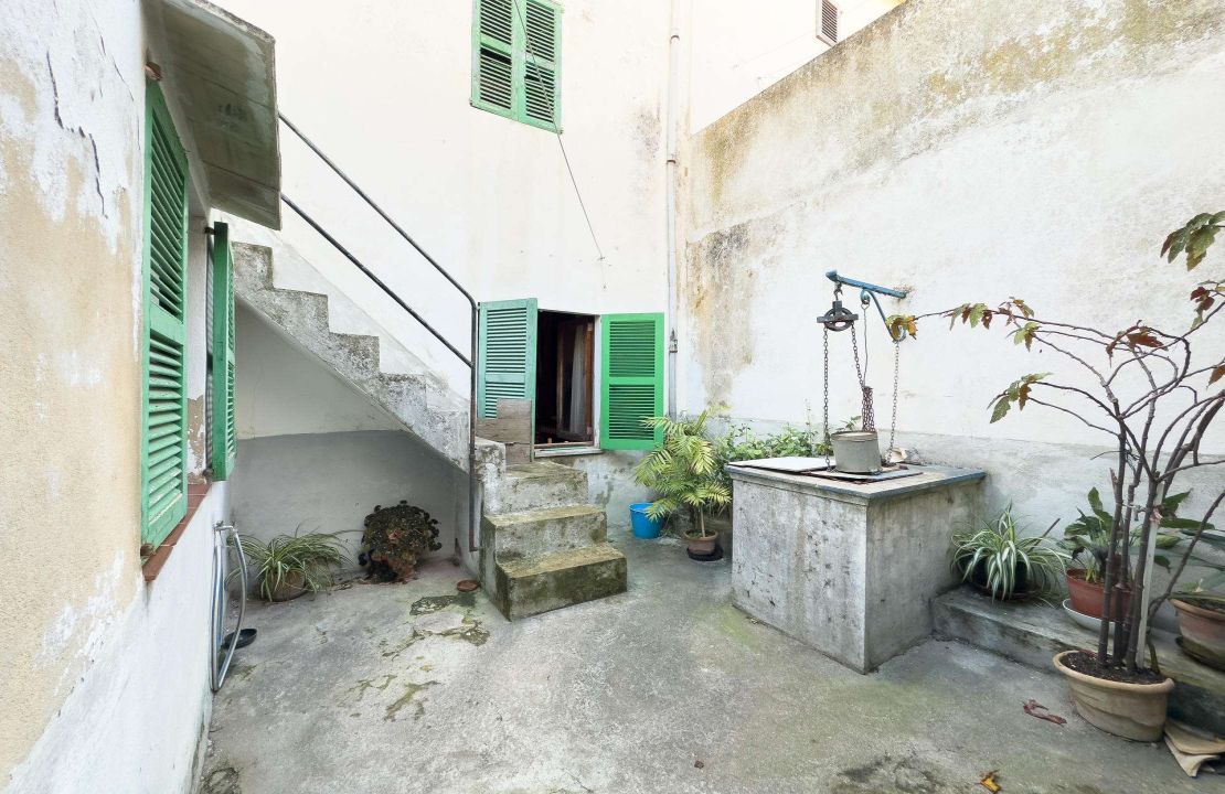 Townhouse for sale in Pollensa Mallorca with patio to reform
