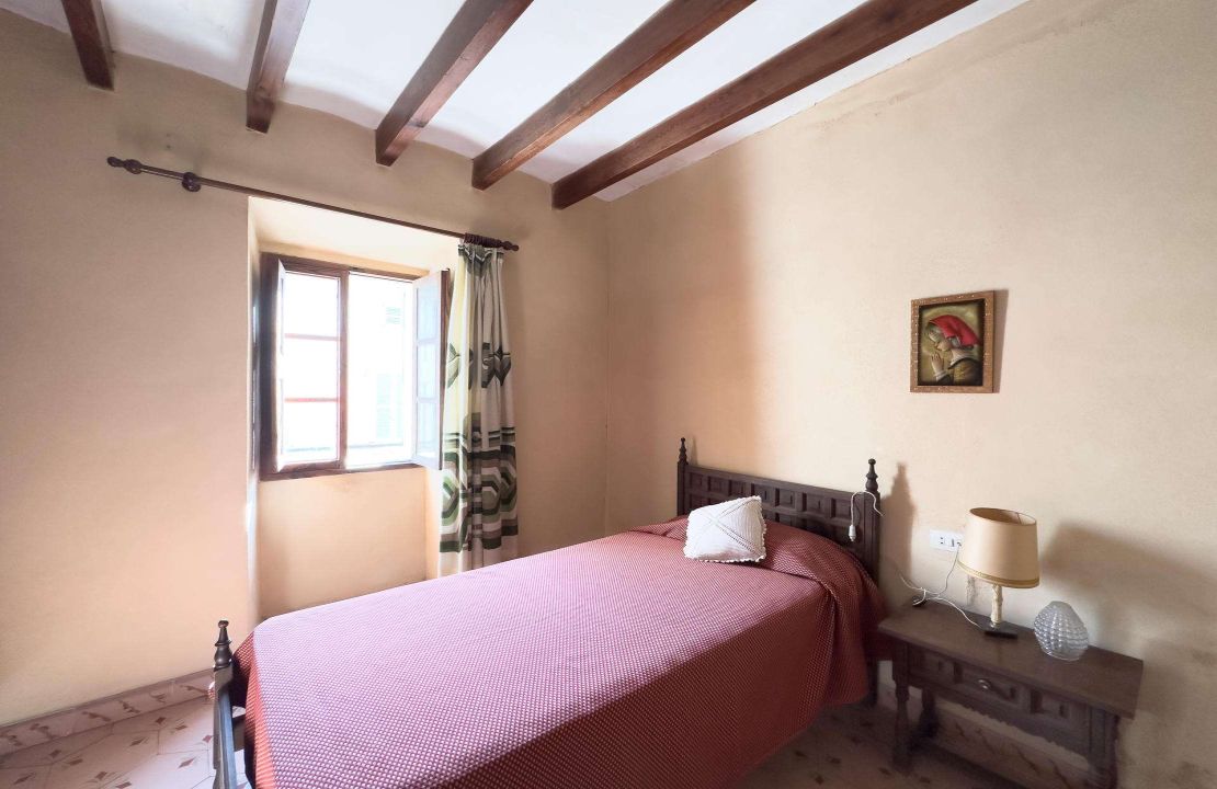 Townhouse for sale in Pollensa Mallorca with patio to reform
