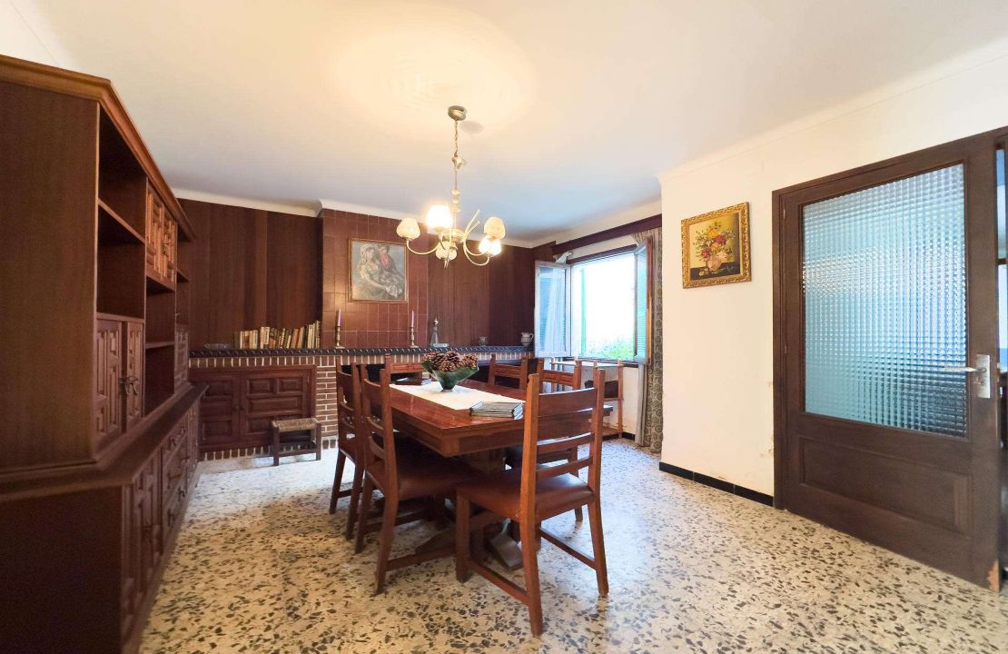 Townhouse for sale in Pollensa Mallorca with patio to reform