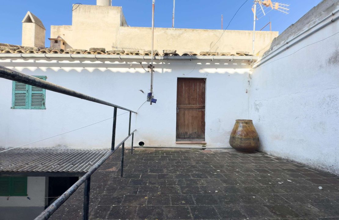 Townhouse for sale in Pollensa Mallorca with patio to reform