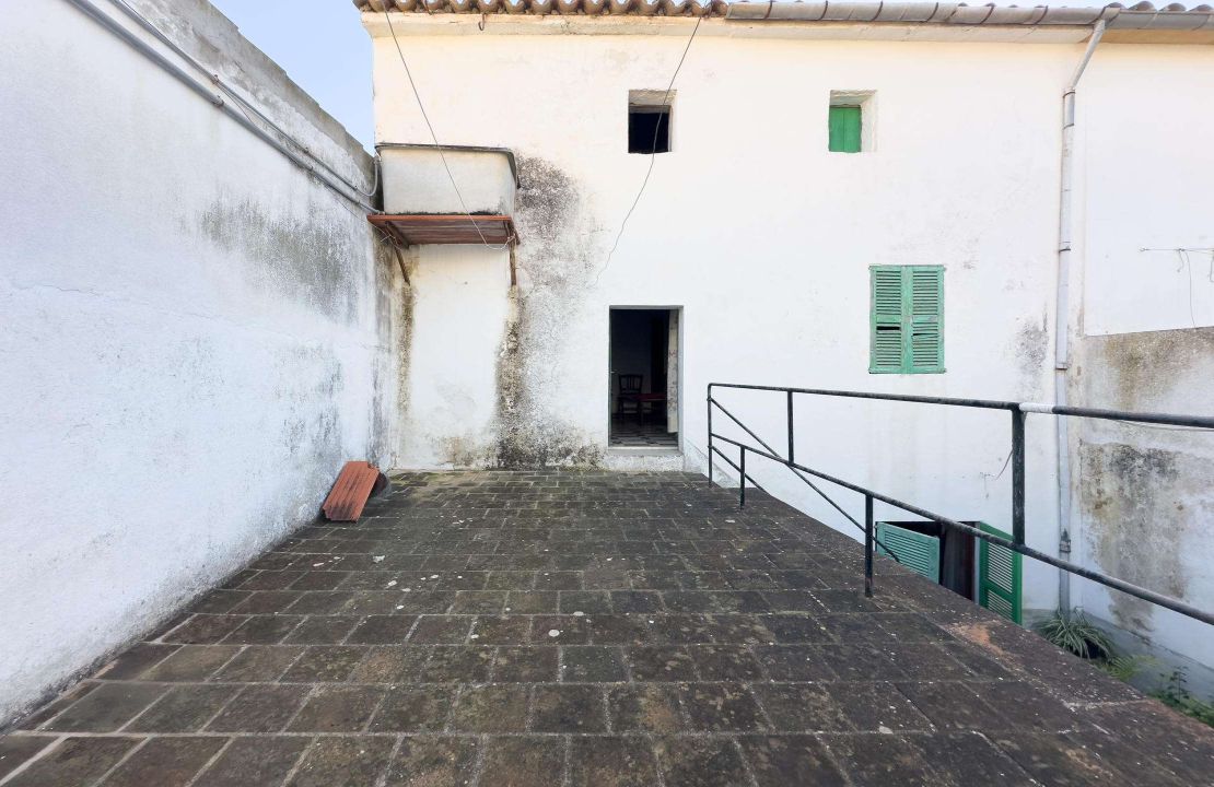 Townhouse for sale in Pollensa Mallorca with patio to reform