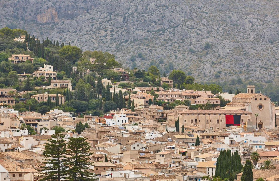 Townhouse for sale in Pollensa Mallorca with patio to reform