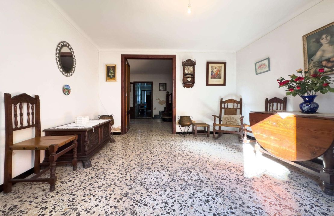 Townhouse for sale in Pollensa Mallorca with patio to reform
