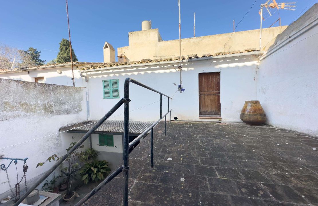 Townhouse for sale in Pollensa Mallorca with patio to reform