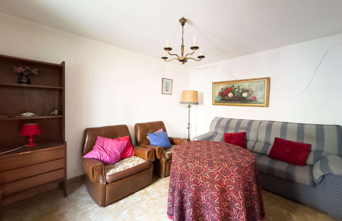 Townhouse for sale in Pollensa Mallorca with patio to reform