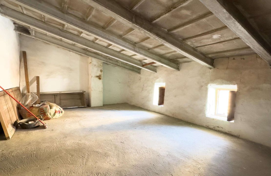 Townhouse for sale in Pollensa Mallorca with patio to reform