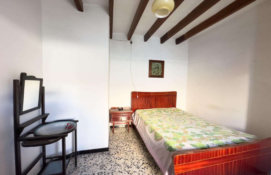 Townhouse for sale in Pollensa Mallorca with patio to reform