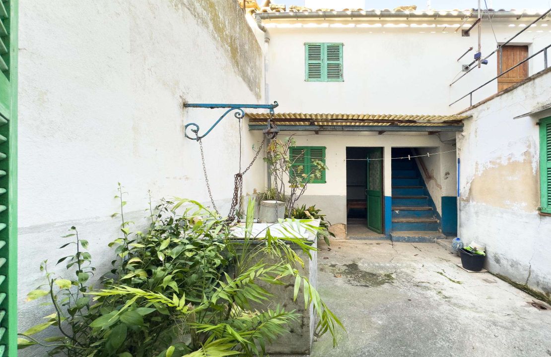 Townhouse for sale in Pollensa Mallorca with patio to reform