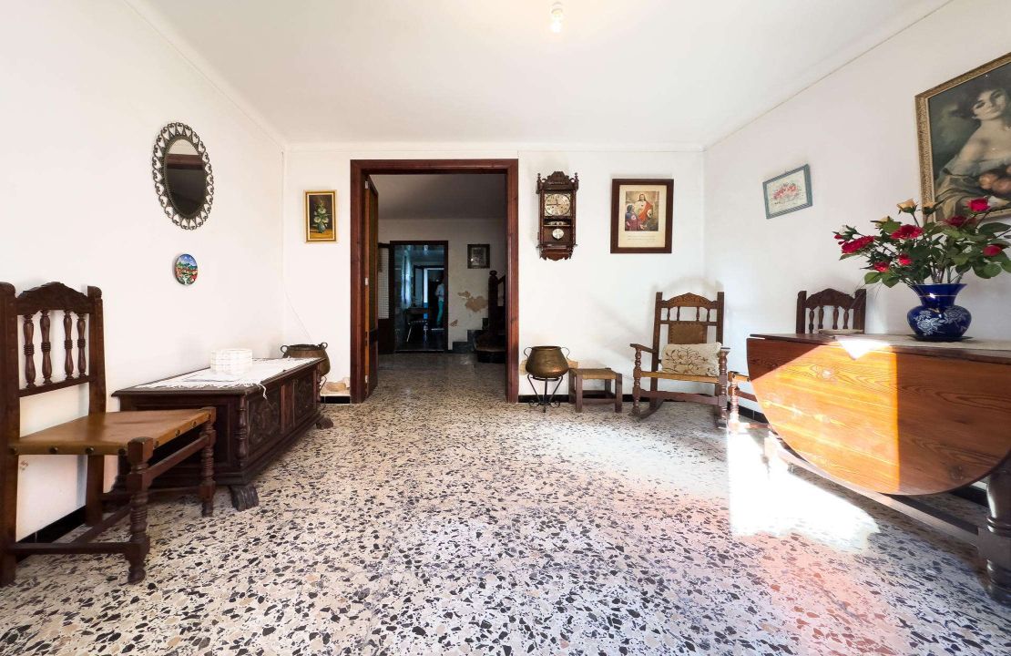 Townhouse for sale in Pollensa Mallorca with patio to reform