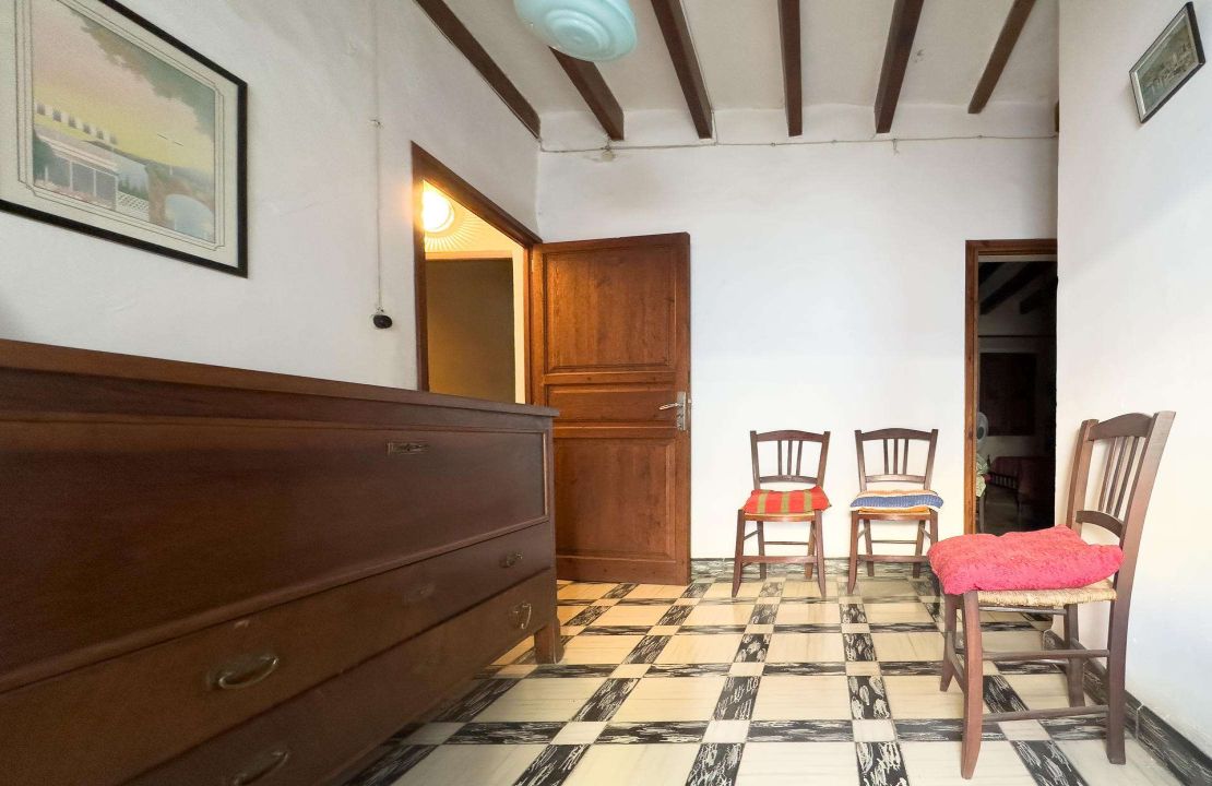 Townhouse for sale in Pollensa Mallorca with patio to reform