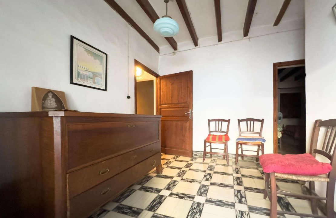 Townhouse for sale in Pollensa Mallorca with patio to reform